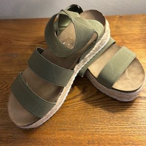 Gorgeous Cushionaire wedge sandals